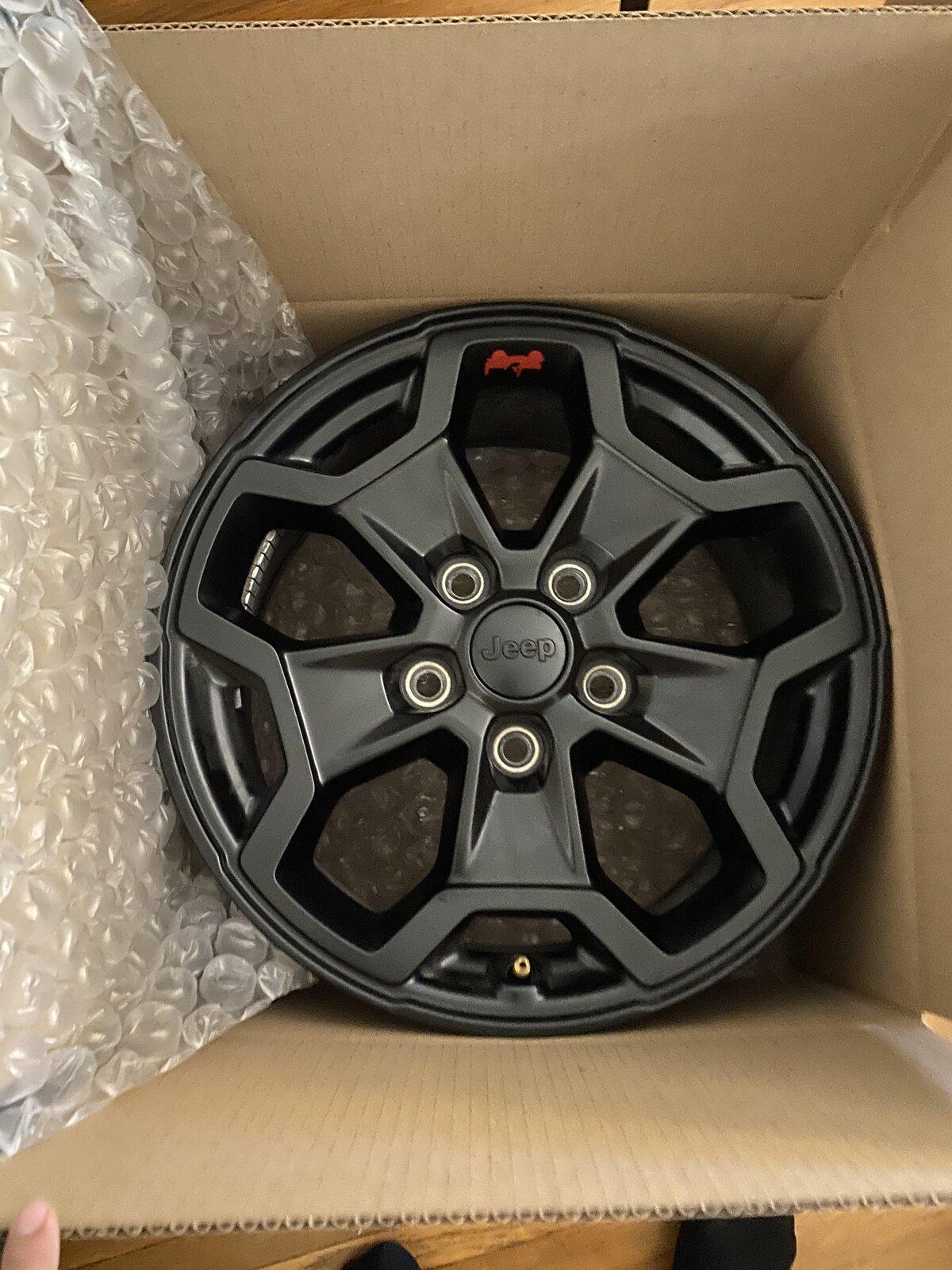 Jeep Gladiator Launch Edition - Rubicon Wheels and Tires A55081DE-5513-41F0-A994-B66592C3734F