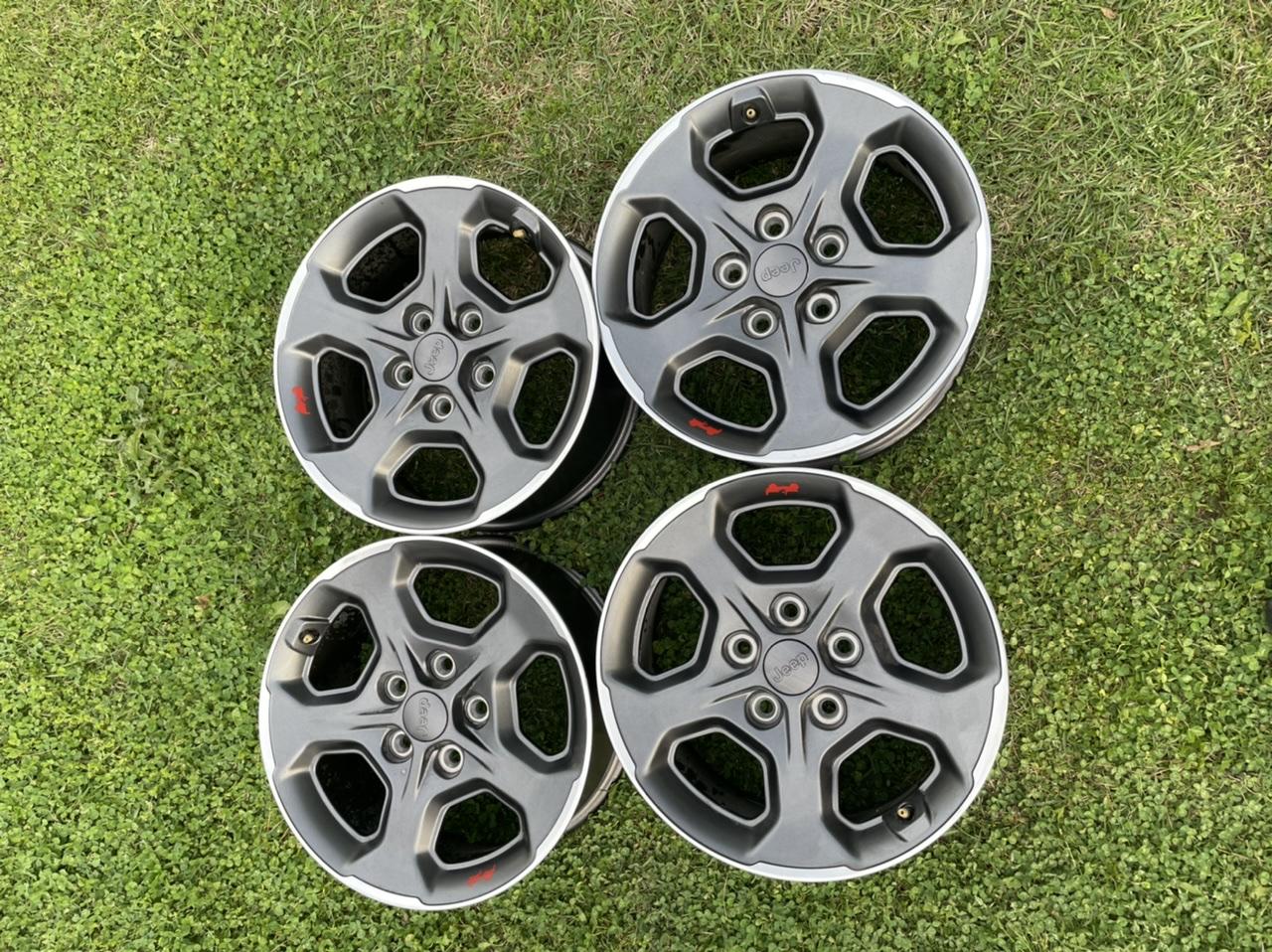 Jeep Gladiator Rubicon wheels 42FBB67F-21C1-43E0-AA25-CB21E774F1B3