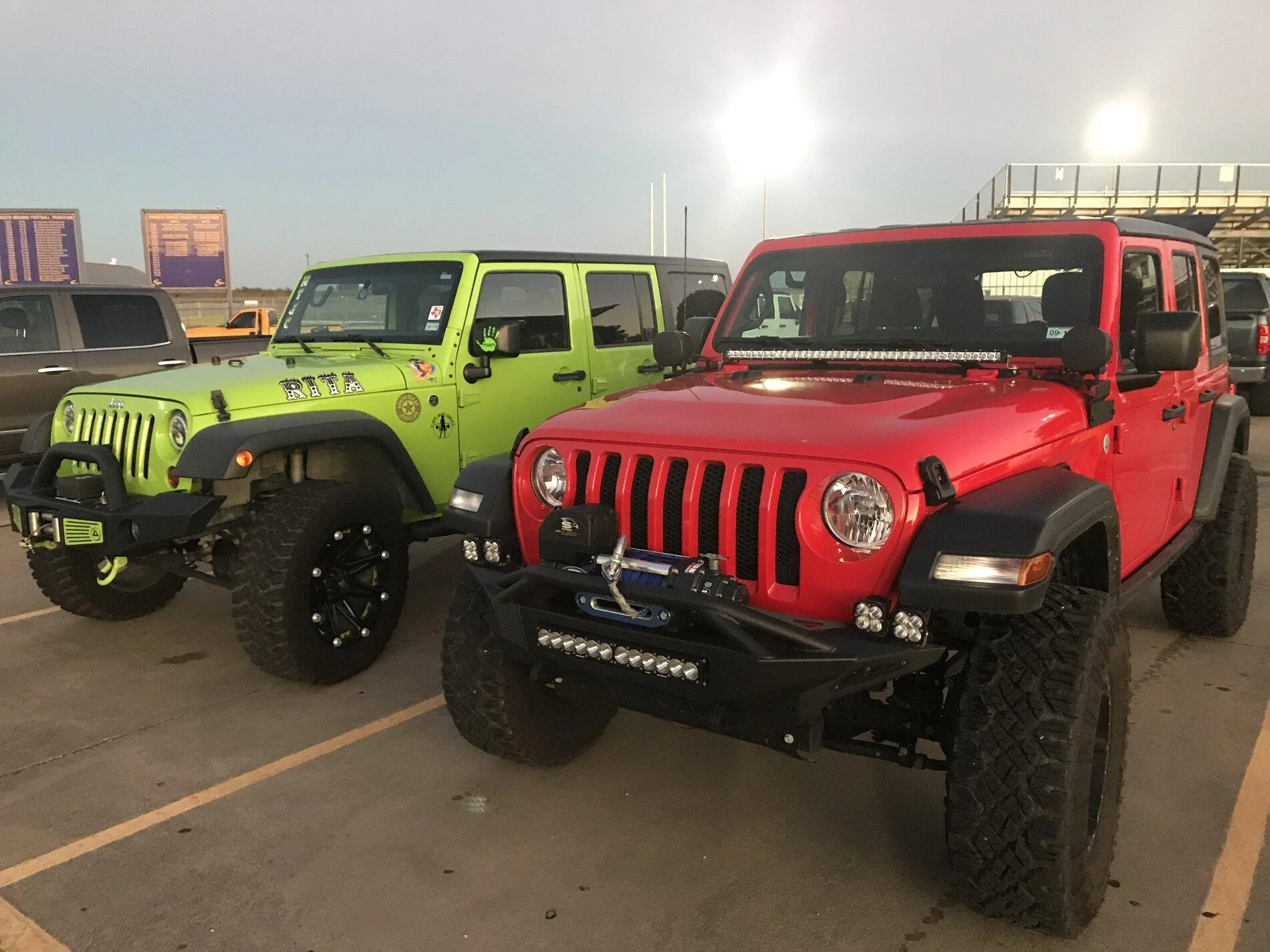Jeep Gladiator Jeeps Parking Next To Jeeps 32A82605-0D3C-4AF5-BC96-2CBEE2EFEEFC