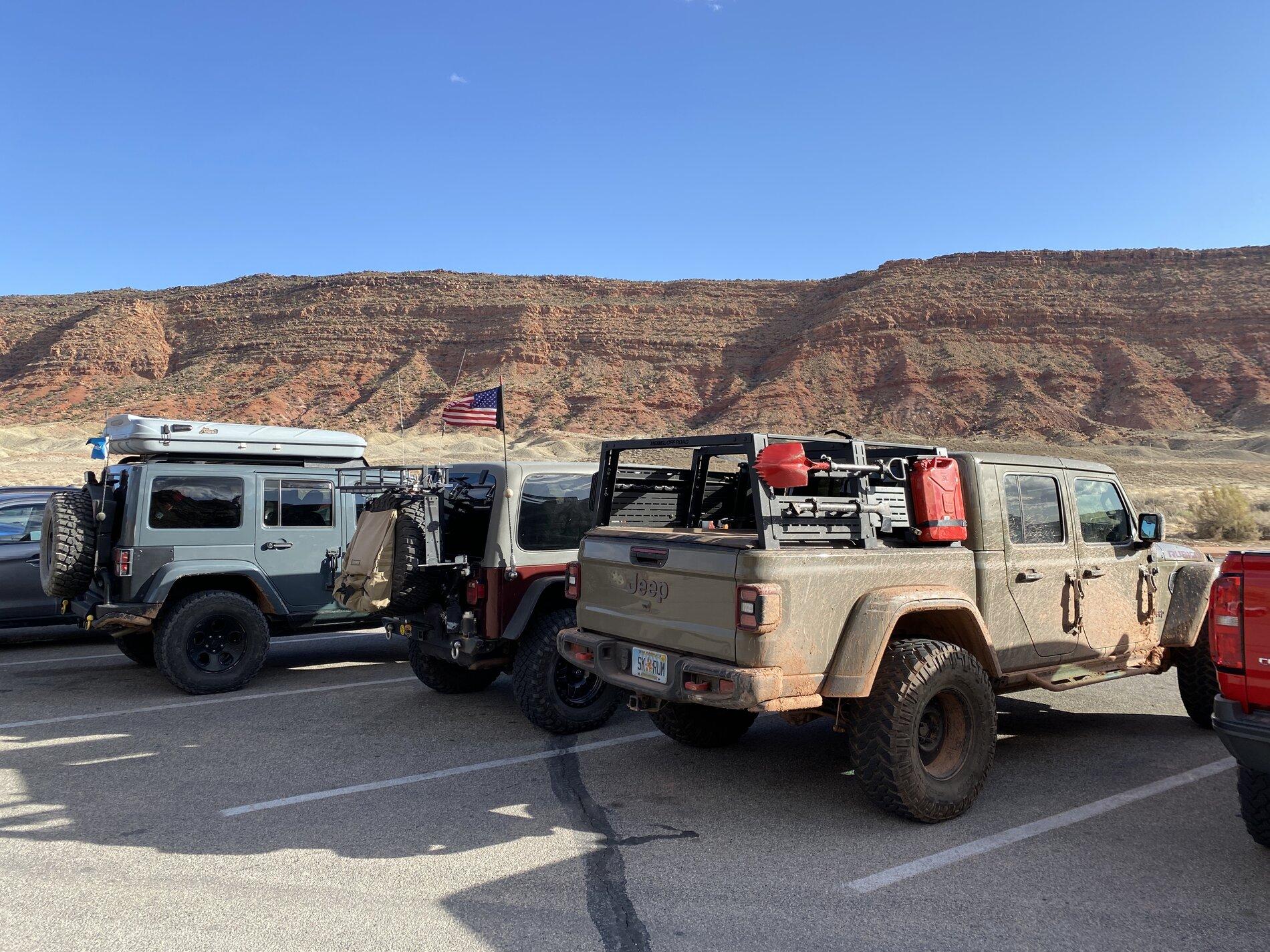 Jeep Gladiator Jeeps Parking Next To Jeeps 46E5A2EB-003D-4219-A8C1-F4DE0FD1372E