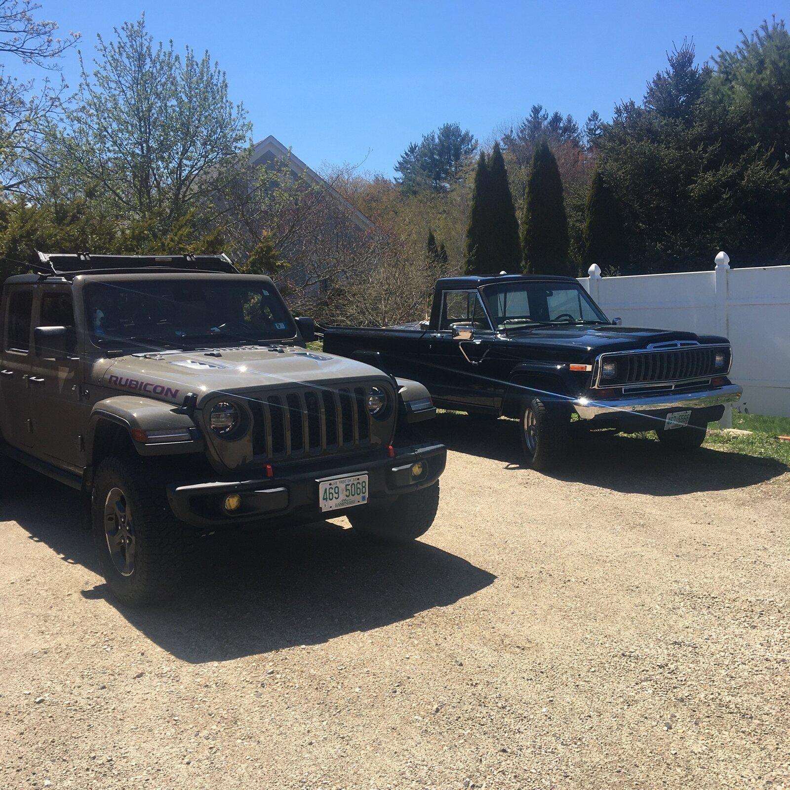 Jeep Gladiator Jeeps Parking Next To Jeeps 7F95B2D1-249B-4A19-BD81-C94BCF183916