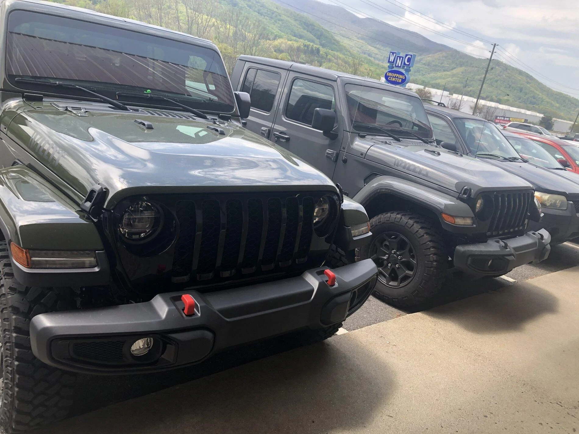 Jeep Gladiator Jeeps Parking Next To Jeeps 7B4CF179-6889-4C42-B176-EBF439A6B632