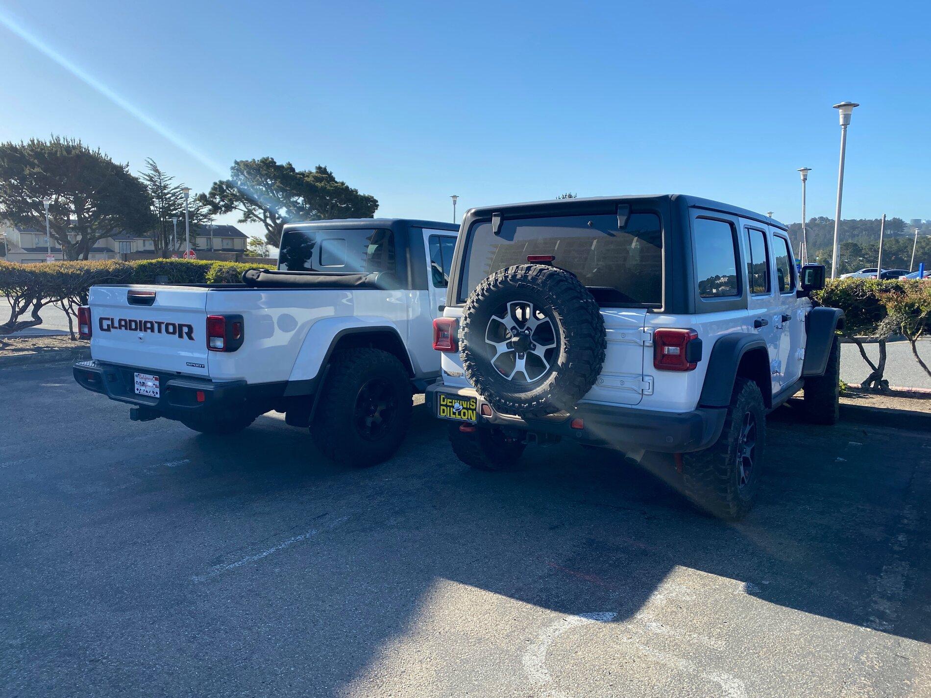 Jeep Gladiator Jeeps Parking Next To Jeeps D5315CDD-D3B1-4BFC-9F6B-81BC91F99087