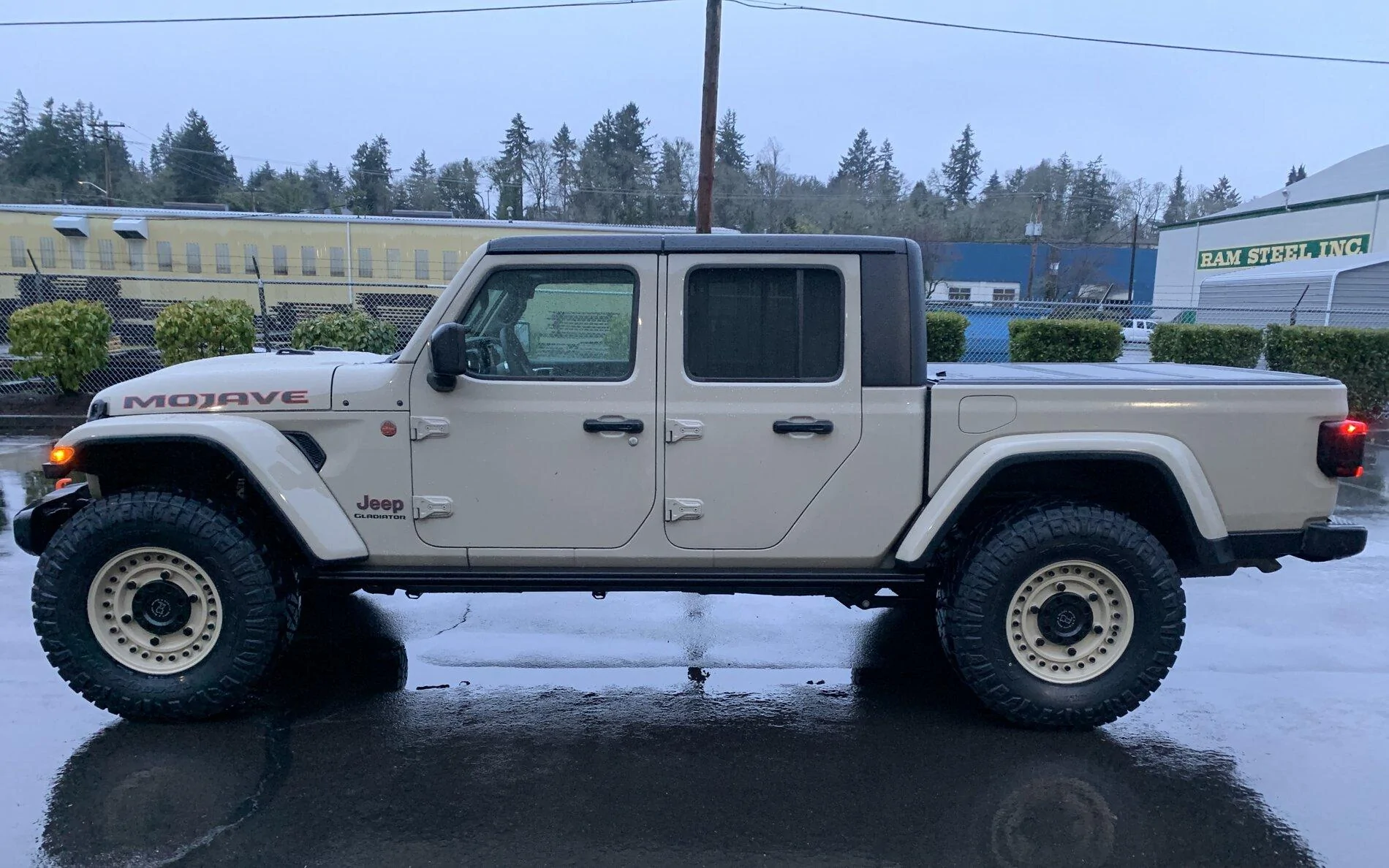 Jeep Gladiator Stock Mojave w/ 37s Thread 67BF876B-DCF1-4CE3-8AF9-FFA4E8C6652D