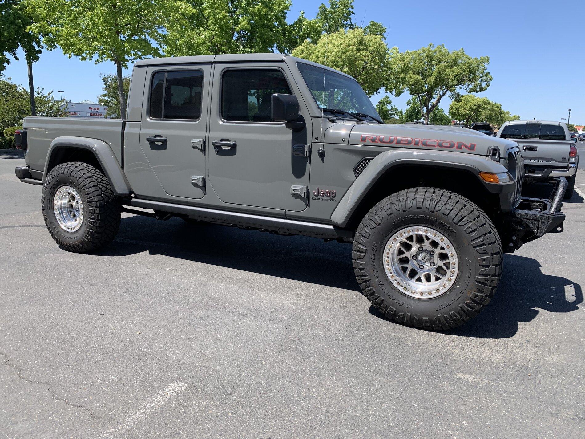 Jeep Gladiator Stock Mojave w/ 37s Thread B2707442-8299-4E67-9B1F-EEAE16178340