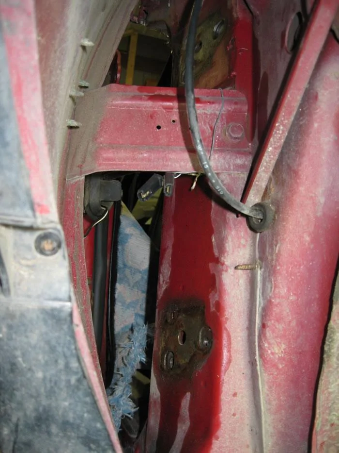 Jeep Gladiator Installing rock rails solo with no fancy equipment. sx4-springs-hinges-029