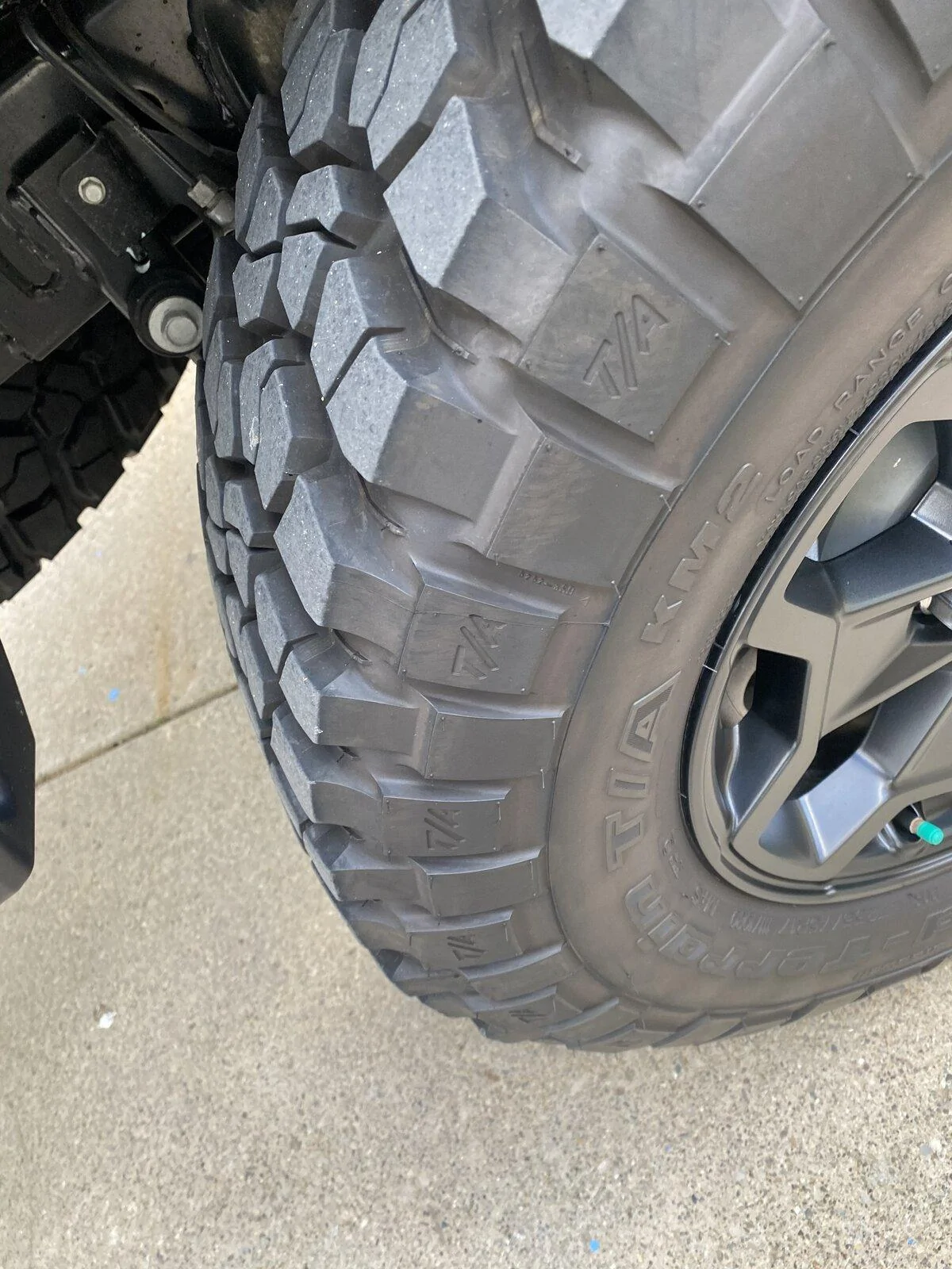Jeep Gladiator I’m selling my stock wheels and tires! Open to offers F7BF61B6-F17B-45A4-84BD-9E0CF02E978D