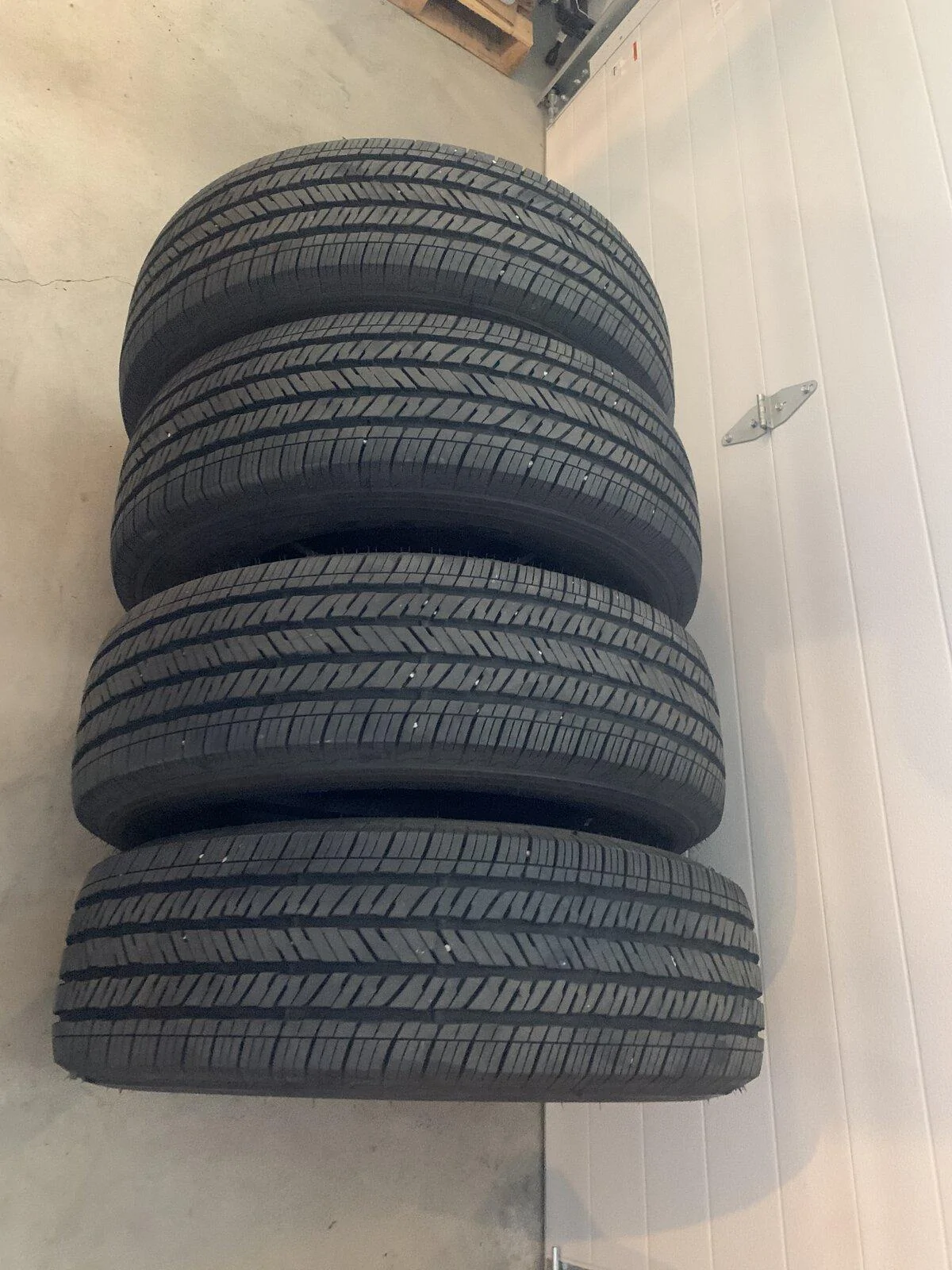 Jeep Gladiator 4x Bridgestone Dueler by 685 255/70/18 $120 945FCBF8-876A-418D-9783-084121A13197