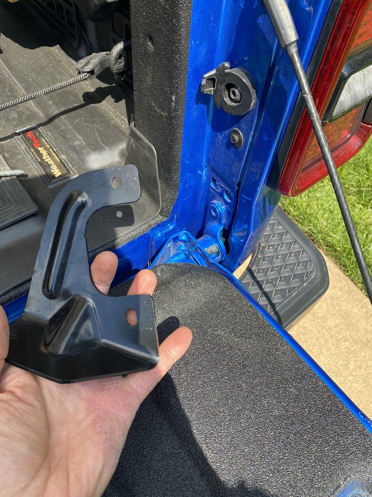 Jeep Gladiator I’m an idiot can someone take a pic of their tailgate bracket 0282422D-6694-4025-AD95-AB13A103F044