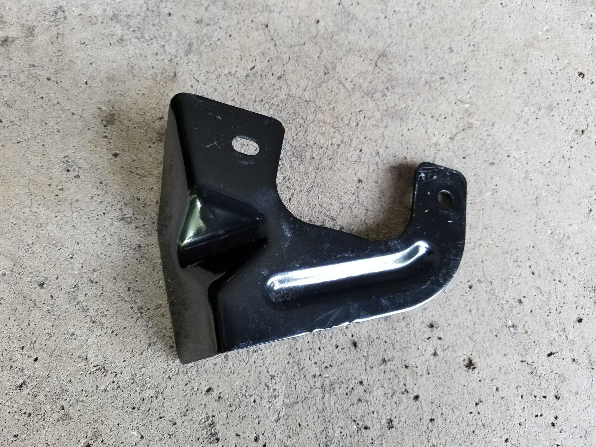 Jeep Gladiator I’m an idiot can someone take a pic of their tailgate bracket 20210518_172123