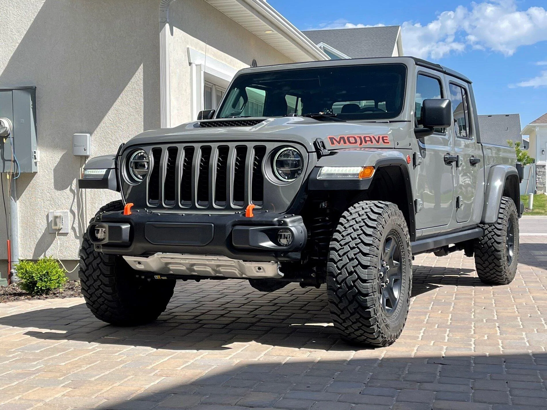 Jeep Gladiator Swapping the Mojave plastic bumper with the Mopar steel bumper better bumper