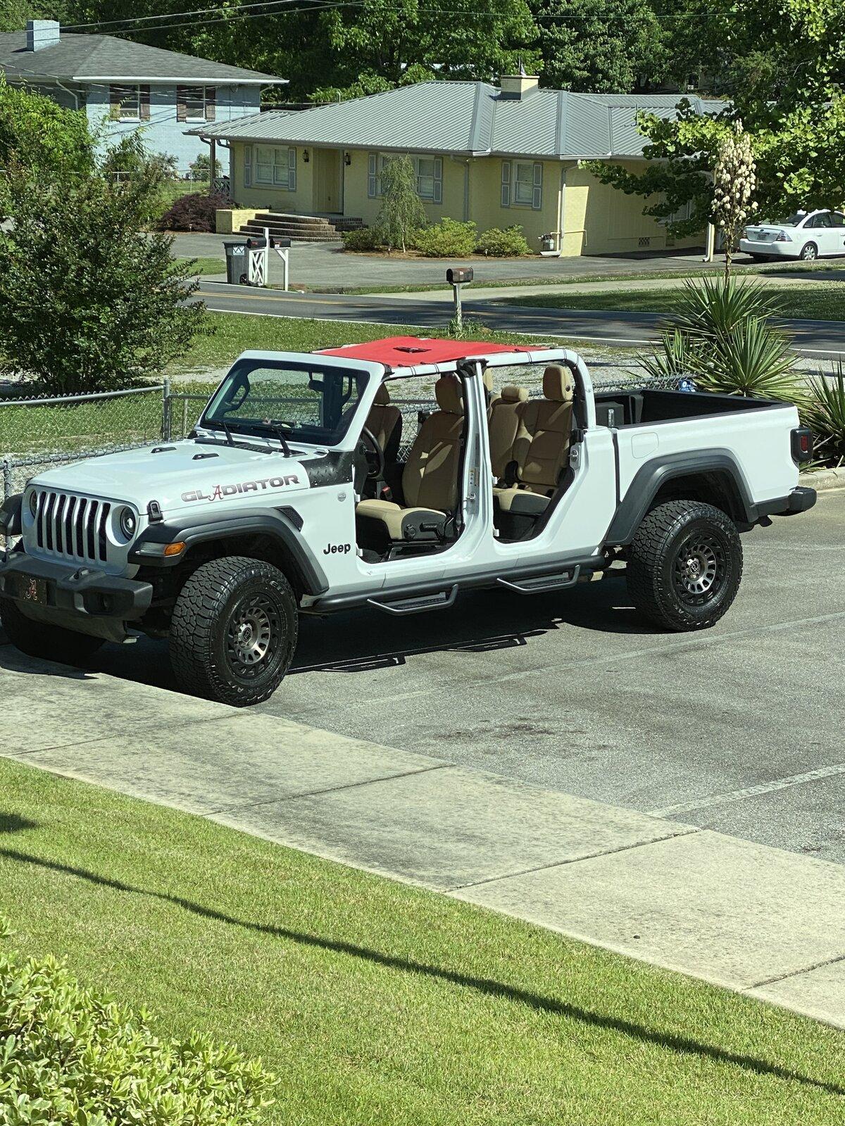 Jeep Gladiator BRIGHT WHITE Gladiator JT Club 96542A0B-103F-42B6-B3CC-EE2D90CC1655