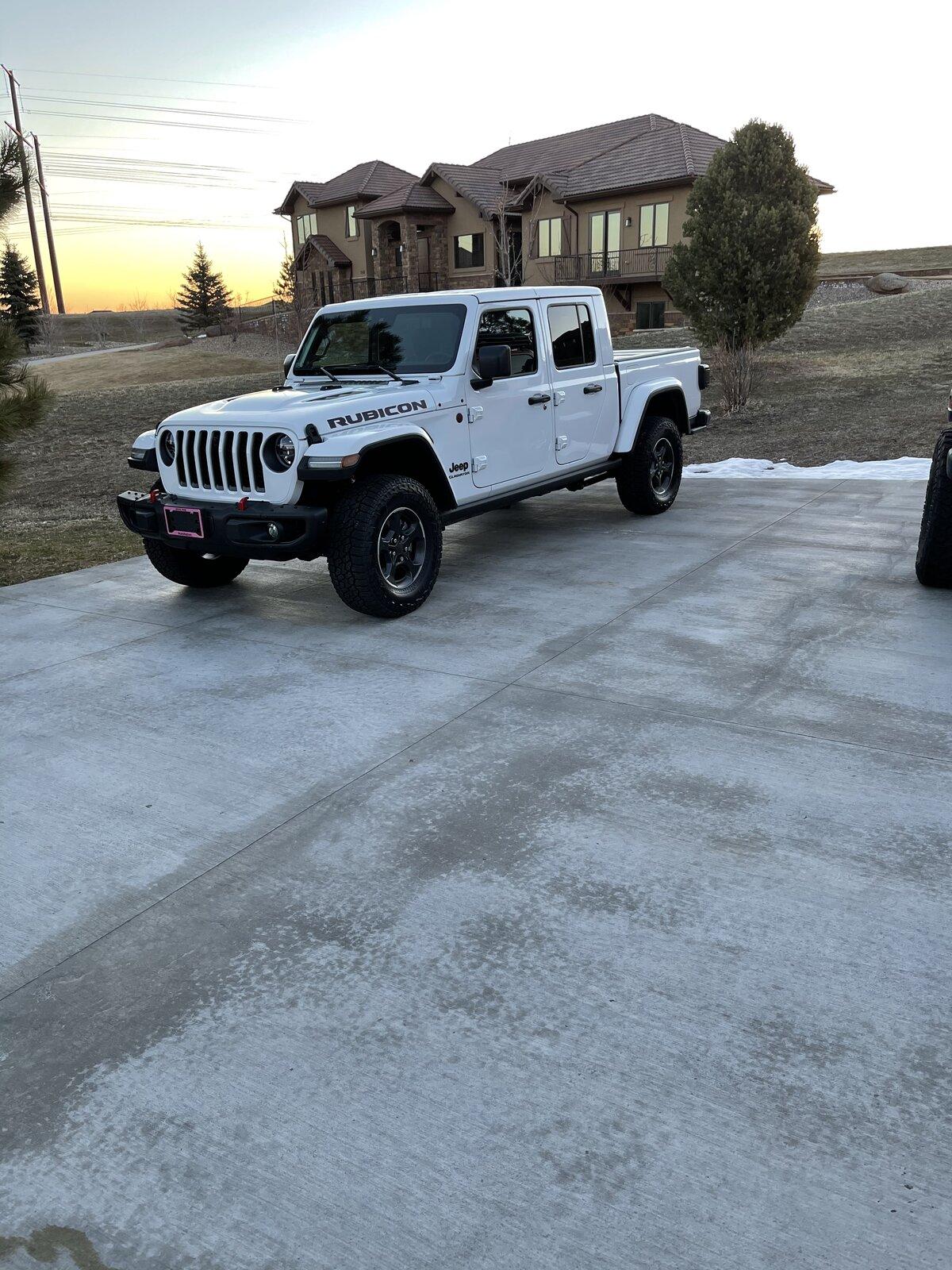 Jeep Gladiator BRIGHT WHITE Gladiator JT Club 7D133494-96C6-4DF6-A02B-D2EB30A1CFFB