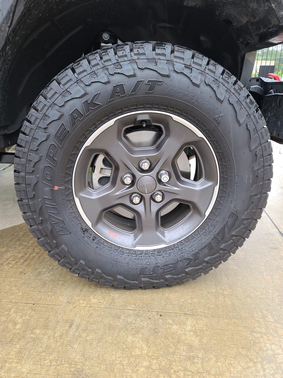 Jeep Gladiator 2021 Gladiator Rubicon Wheels and Tires with 600 miles c5757a6d-6480-47e4-baf6-58cbcbd6592a.JPG