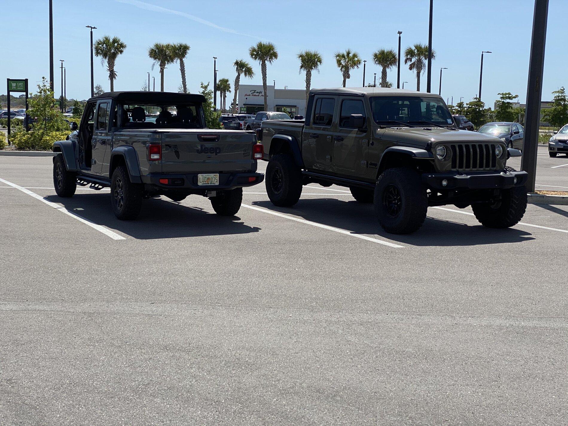 Jeep Gladiator Jeeps Parking Next To Jeeps 743F5F2D-FD6C-42B5-BC0C-3A3B8A180990
