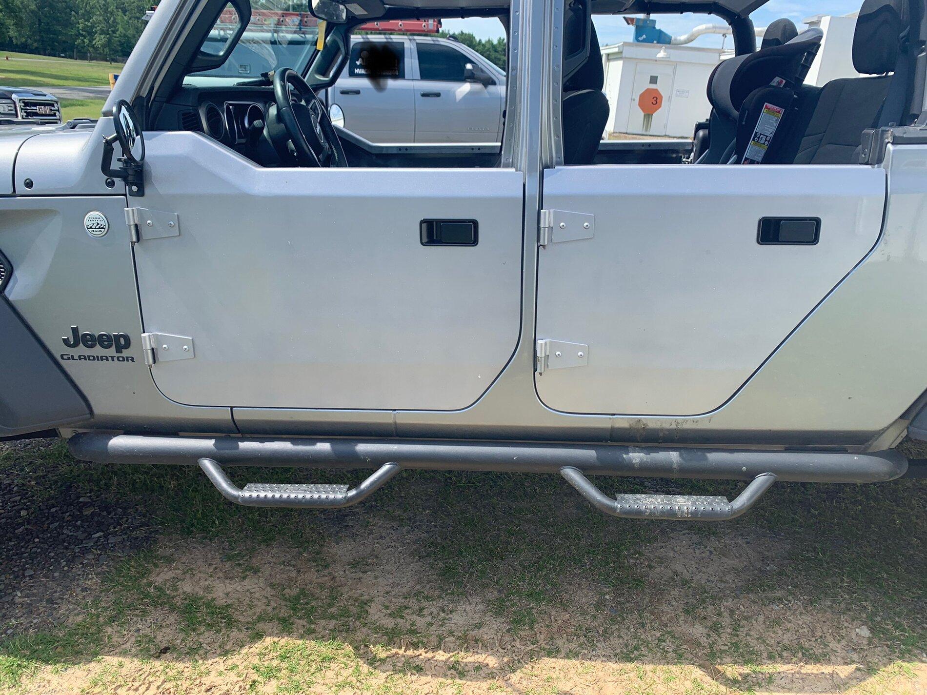 Jeep Gladiator Any photos of JCR Half Doors on JT? Painted close