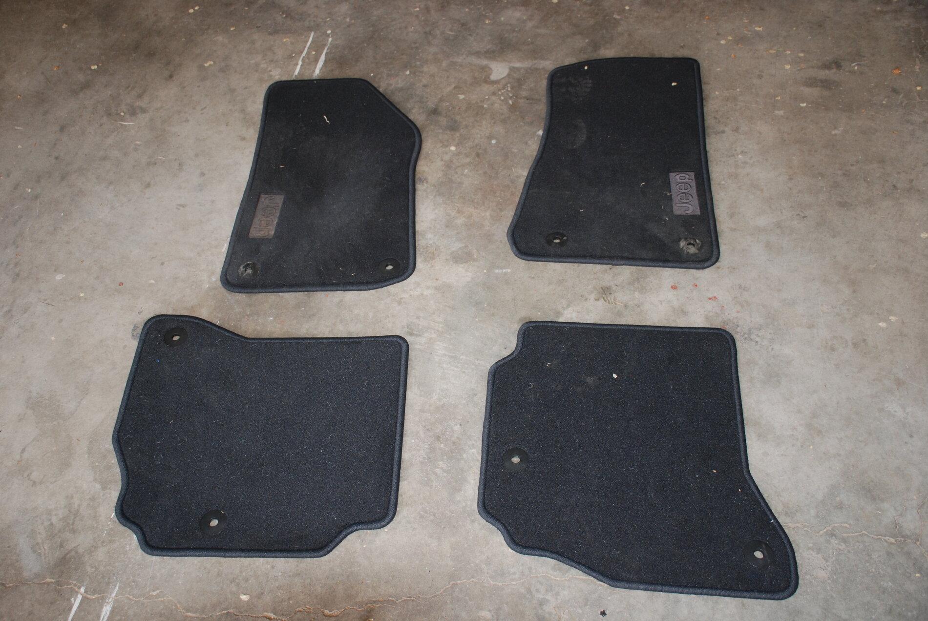 Jeep Gladiator stock RUBICON  carpeted floor mats floor mats.JPG
