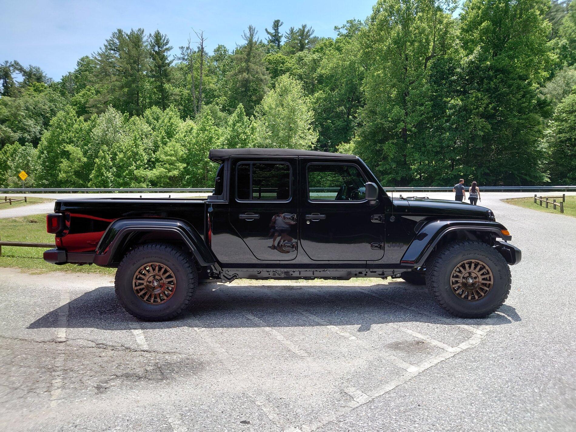 Jeep Gladiator Lets see those 17" RIMS ! DSC_0455.JPG