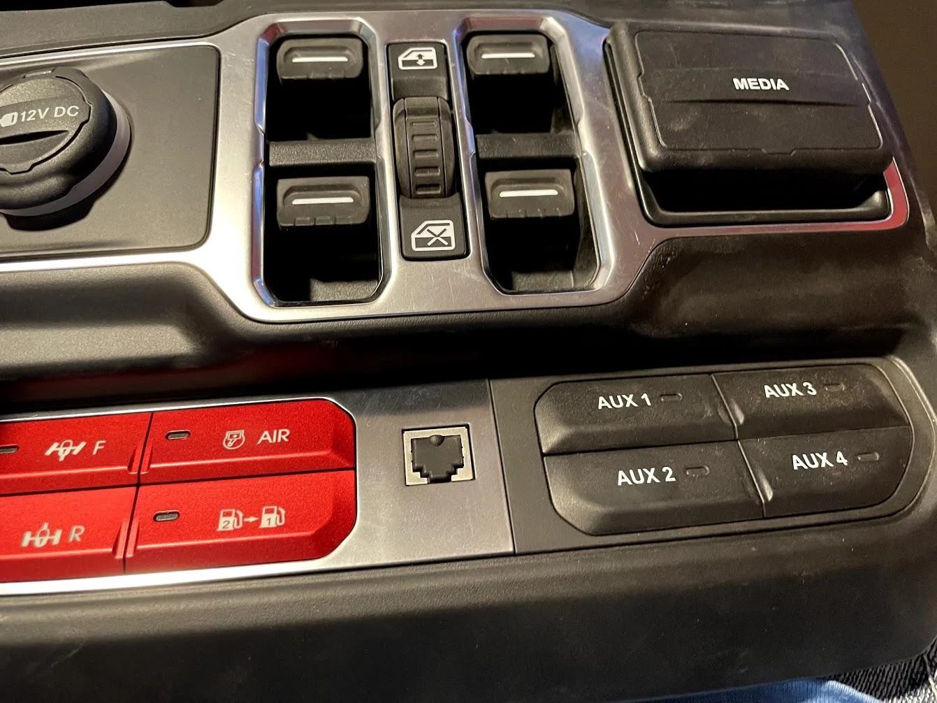 Jeep Gladiator New auxiliary switch bank IMG_1537