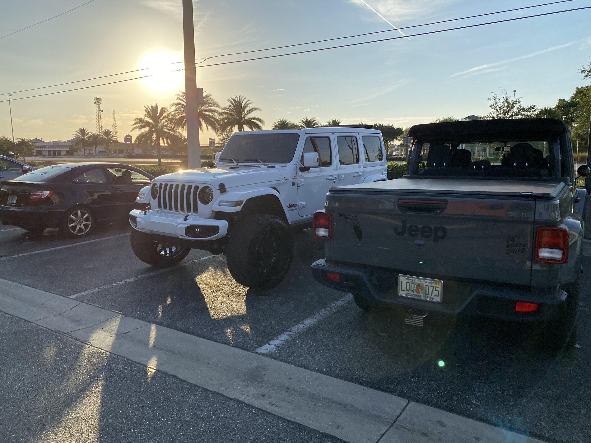 Jeep Gladiator Jeeps Parking Next To Jeeps 7E43543F-3908-4D9C-8625-8E8AF92D27C6