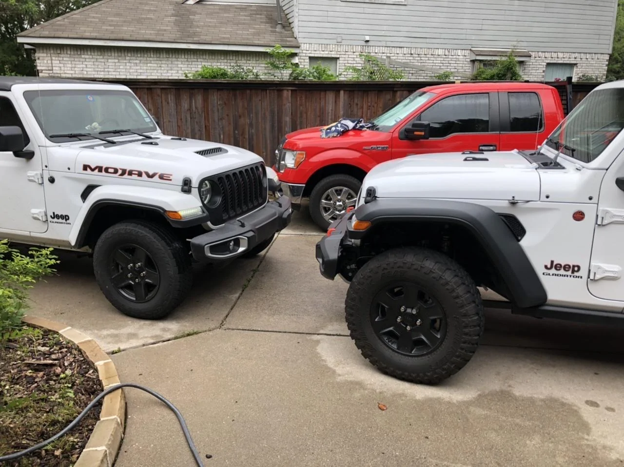 Jeep Gladiator WTT White Mojave Hood  for white Sport. 14AA854E-D59B-442B-ABE4-60EE604168DB