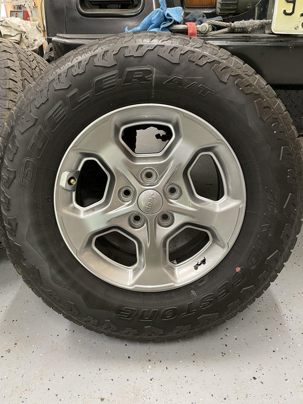 Jeep Gladiator Take off Freedom Wheels and tires 3F8AB949-DE44-4828-A44F-64751622A121