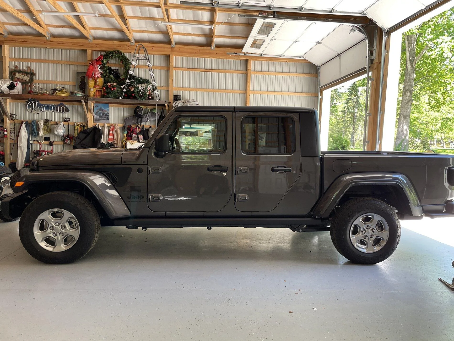 Jeep Gladiator Take off Freedom Wheels and tires 60119CBD-62B5-49A2-8054-3A2DB4B1A475