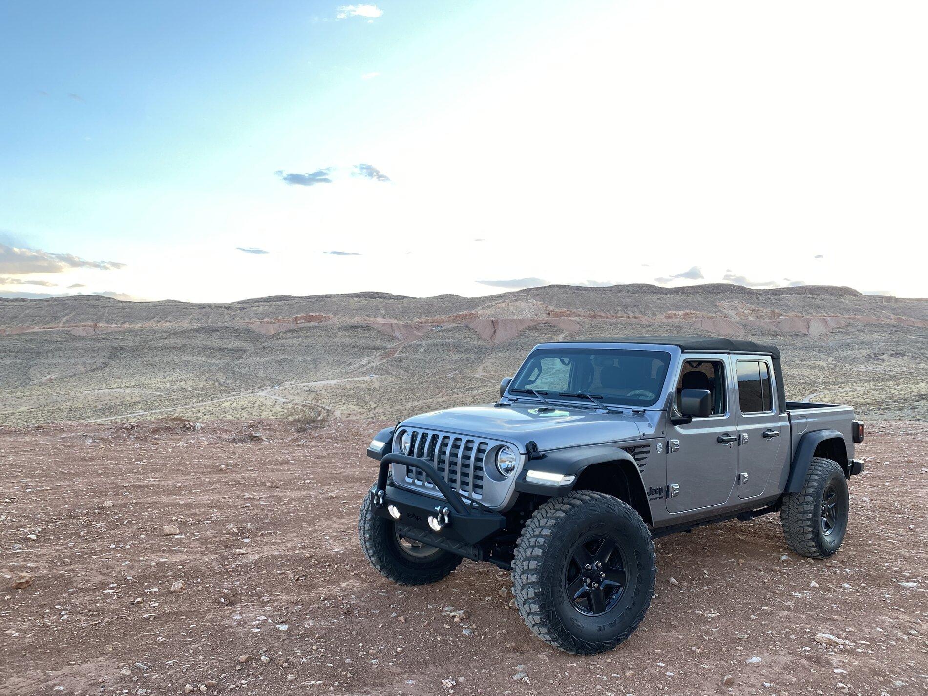 Jeep Gladiator Gladiator Glamour Shots 6D59F069-65F6-43B2-97EB-8F5ED676B8C1