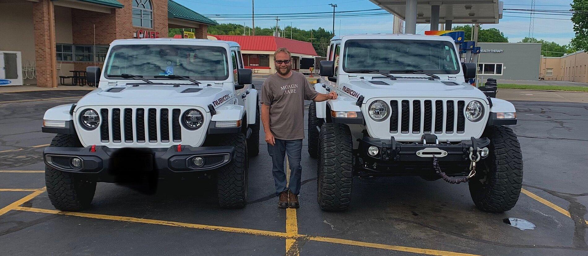 Jeep Gladiator Jeeps Parking Next To Jeeps IMG_0071