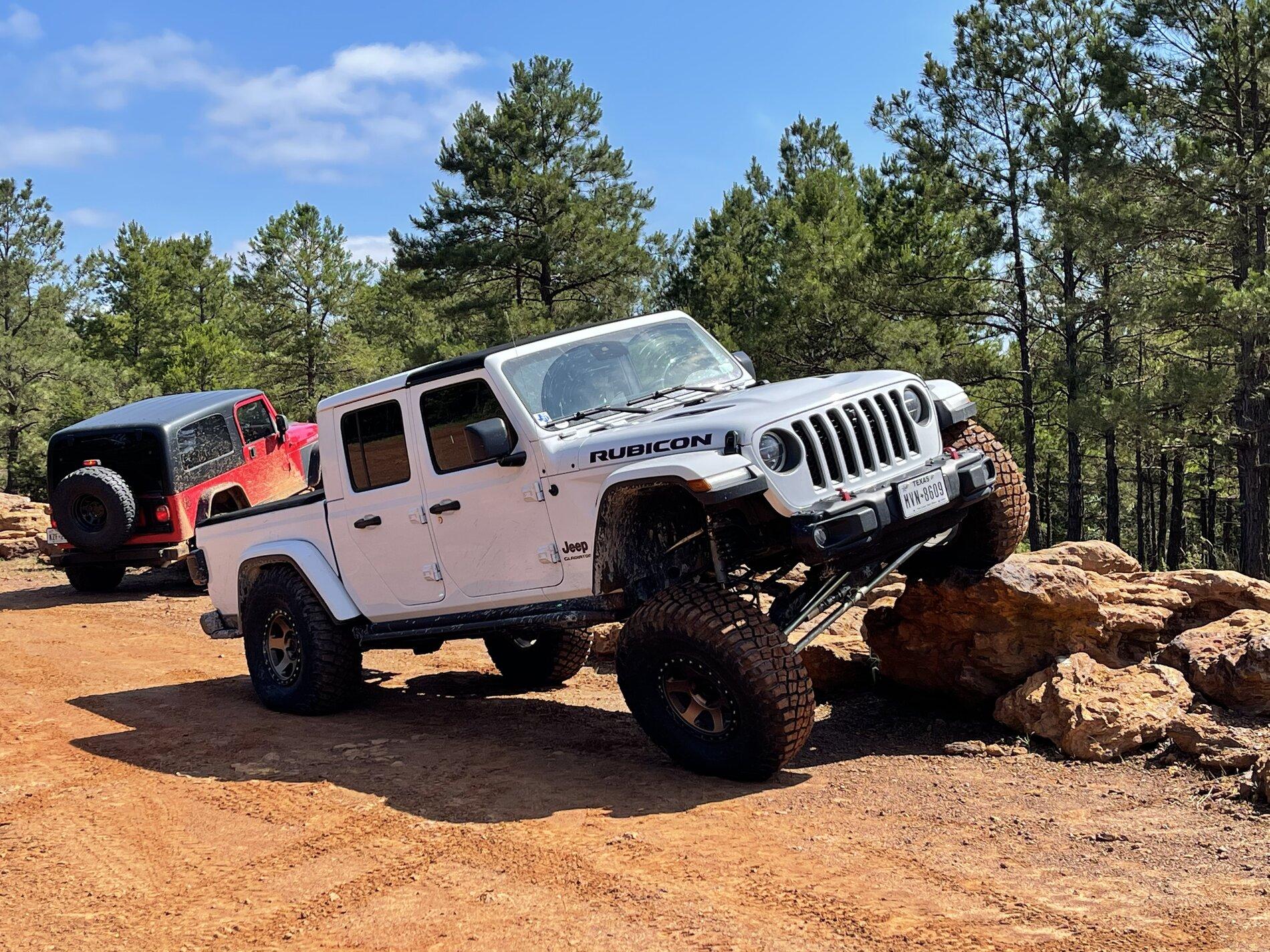 Jeep Gladiator |dev|urandom 2EE3BD9E-F6AD-4B43-B886-8439FC117B09