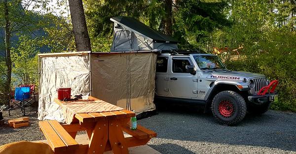 Jeep Gladiator Roof top tent on a roof rack over the cab i-sctWCcc-M