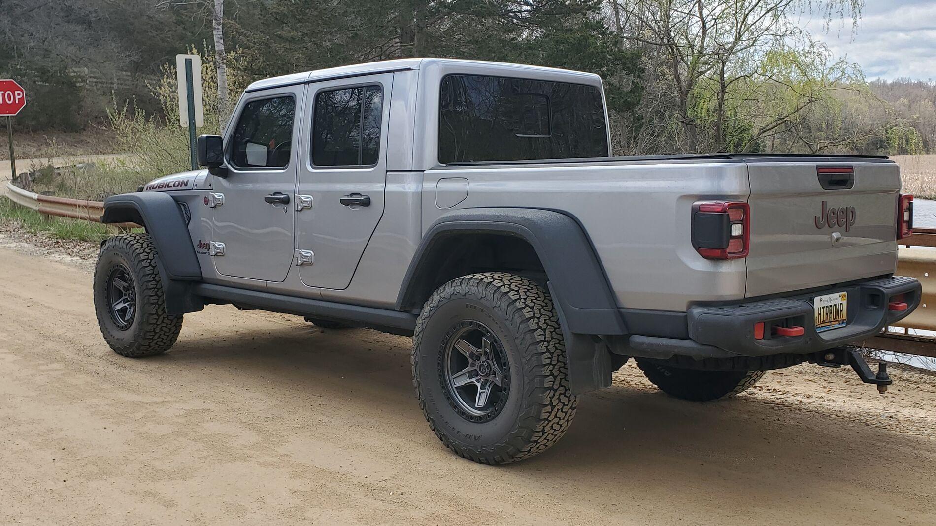 Jeep Gladiator Opinions please...  eye appeal, lift for 35" tires on JT  Rubicon.  Moderate trails qD5dSe