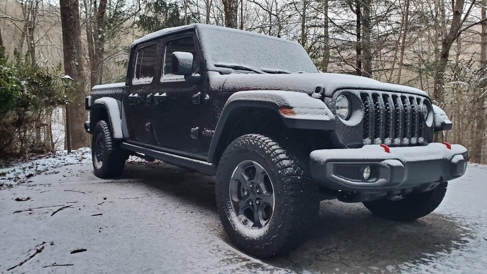 Jeep Gladiator Black fender flares instead of body color 20201225_073806