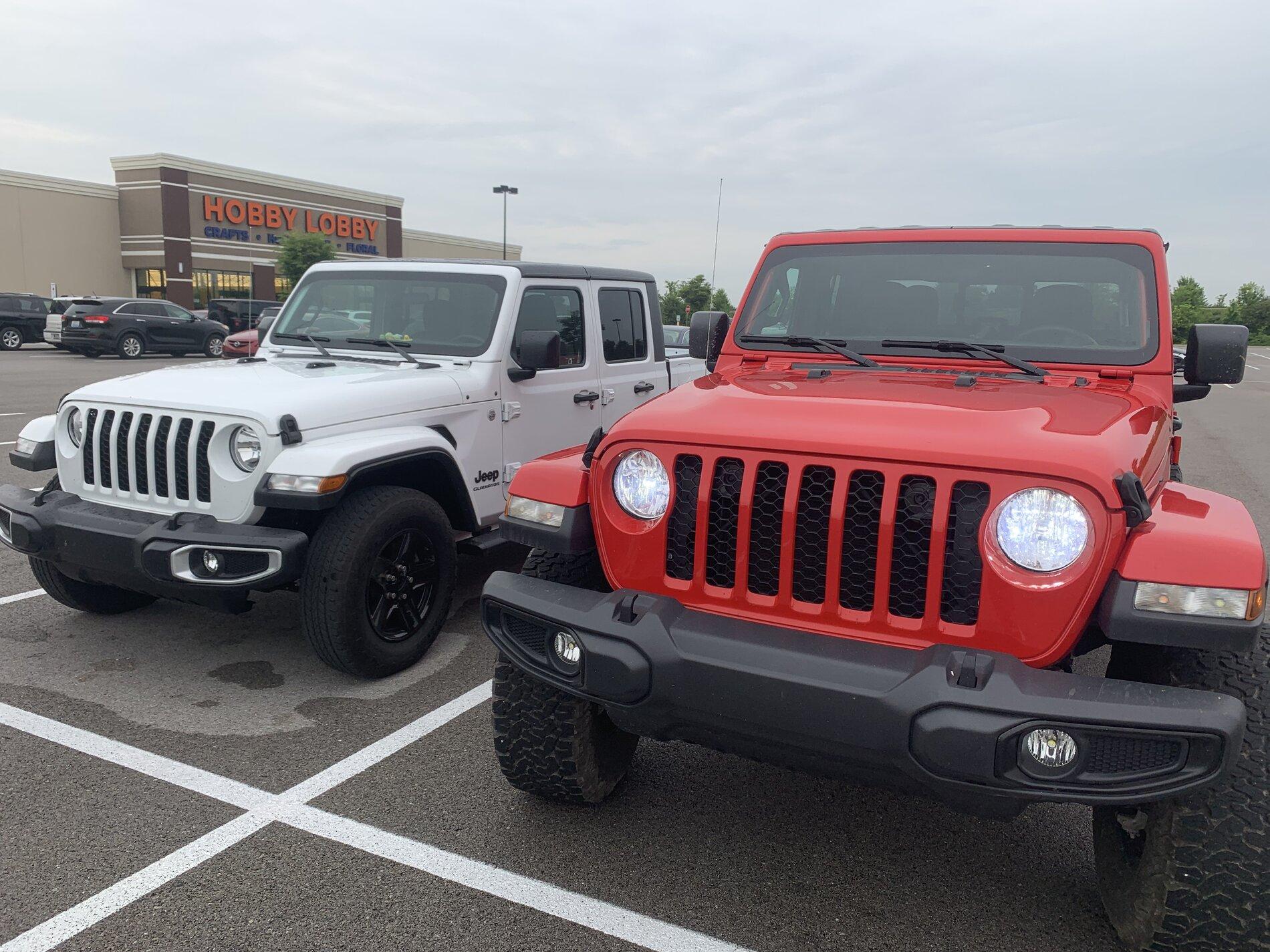 Jeep Gladiator Jeeps Parking Next To Jeeps 0DAA026B-9146-4F39-A7C2-D7B7CA6CDFDE