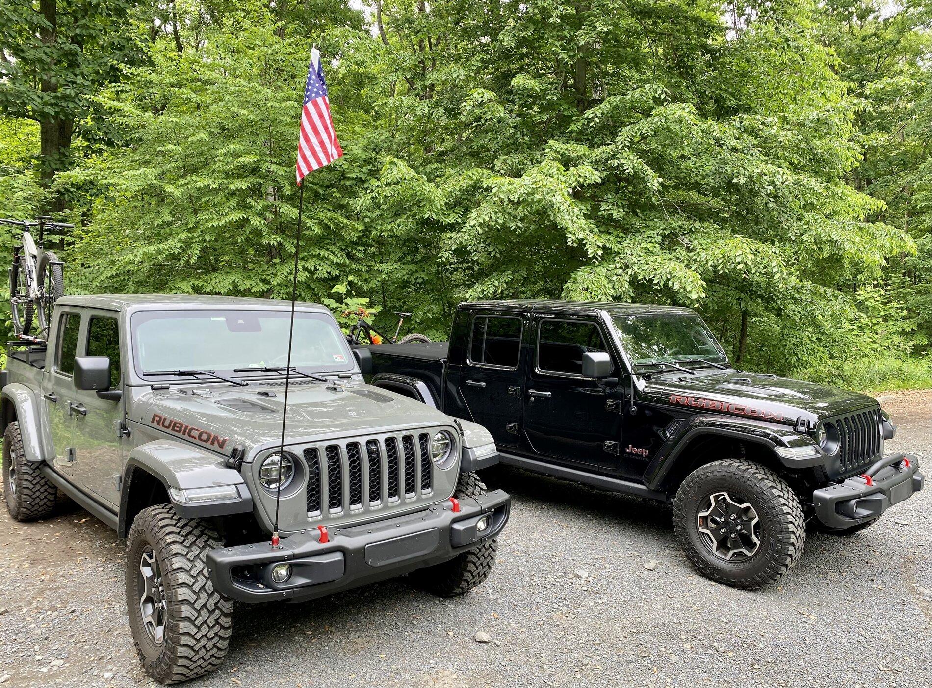 Jeep Gladiator Jeeps Parking Next To Jeeps A69F1193-6A2B-4E77-9A4B-AA0359956509