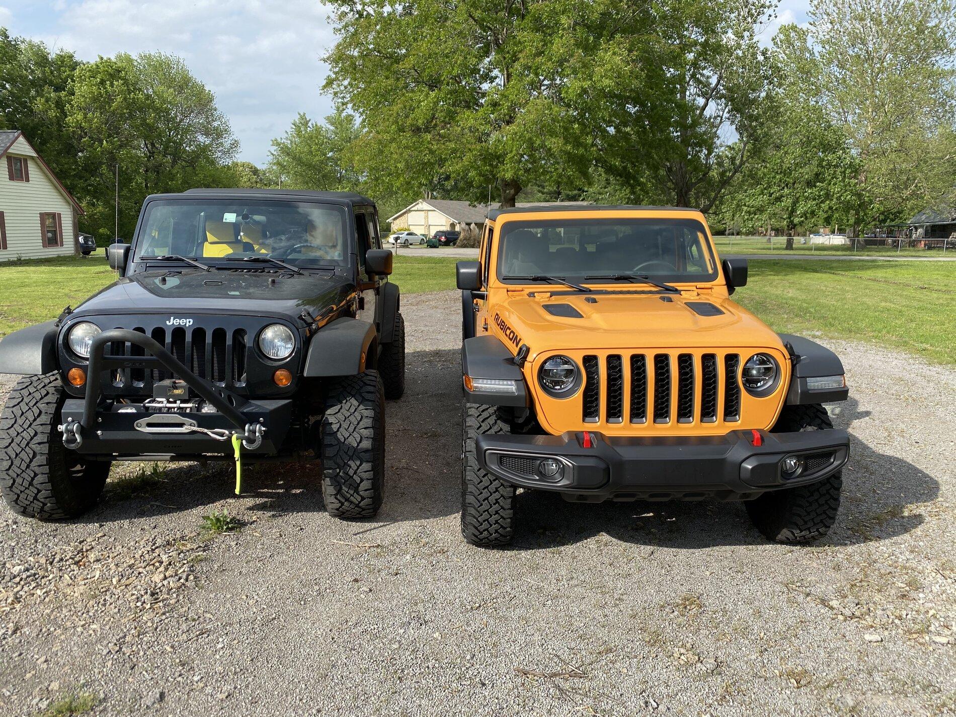 Jeep Gladiator Jeeps Parking Next To Jeeps IMG_7860