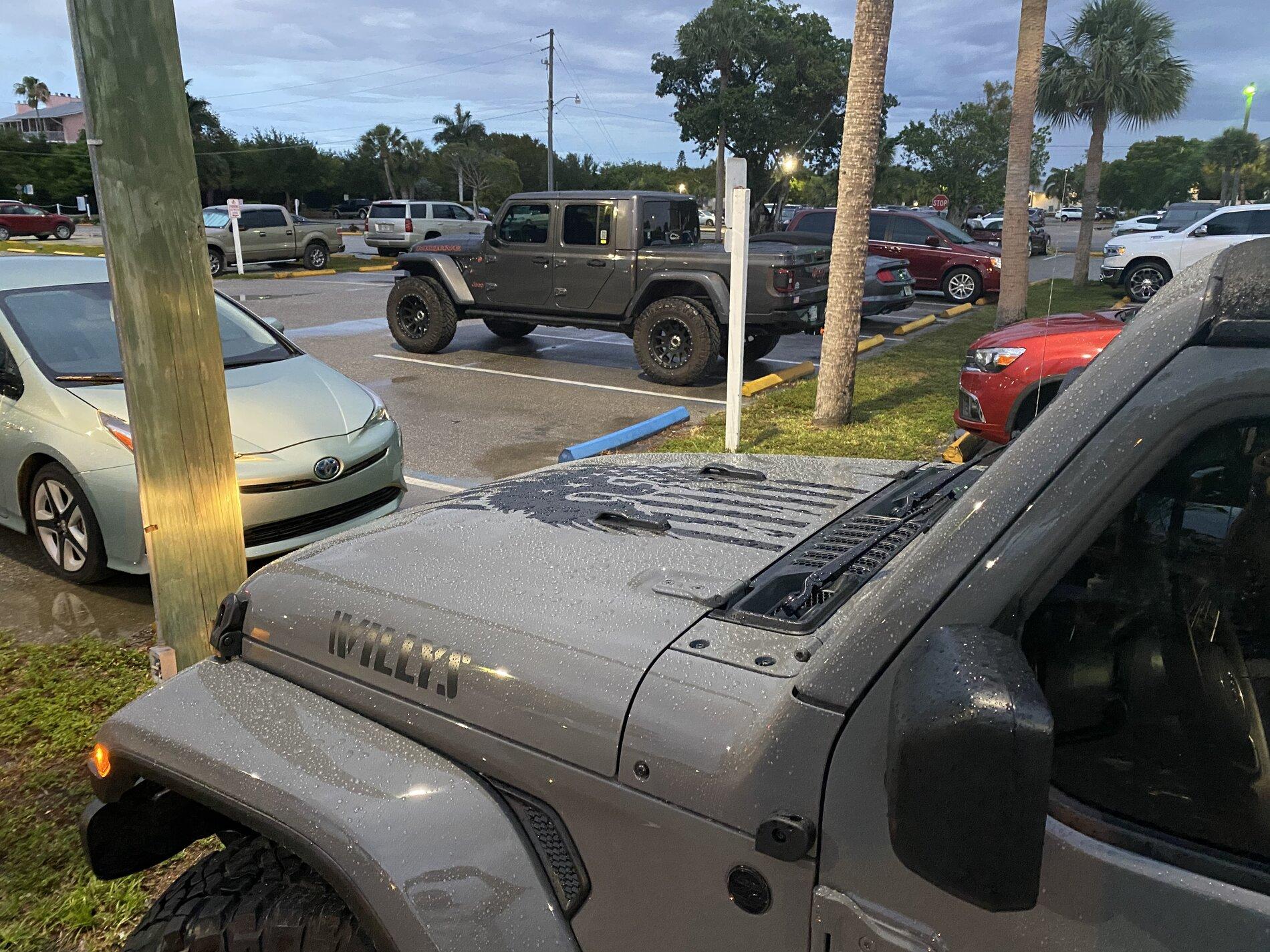 Jeep Gladiator Jeeps Parking Next To Jeeps 417627D0-3775-4DF0-82DF-D1ABD598A443
