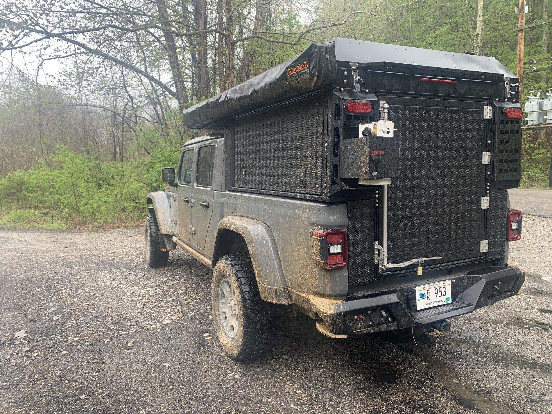 Jeep Gladiator What are these 4 wires that go to the tailgate brakelight? 02525FED-77C0-488D-BCF4-DB552D1C5901