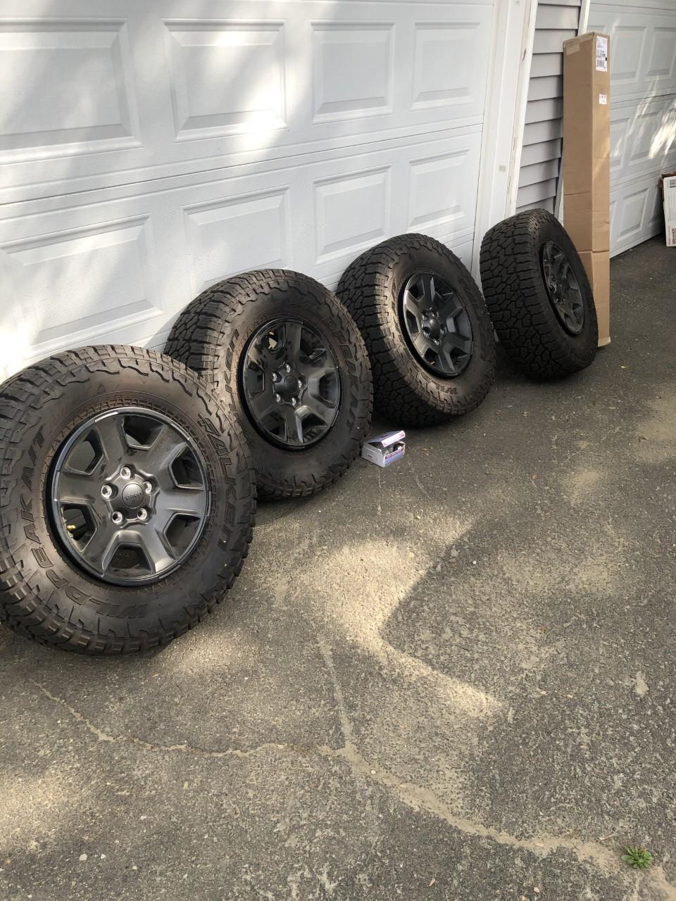 Jeep Gladiator Set of (4) Mojave take off wheels and tires. Jeep wheels 1