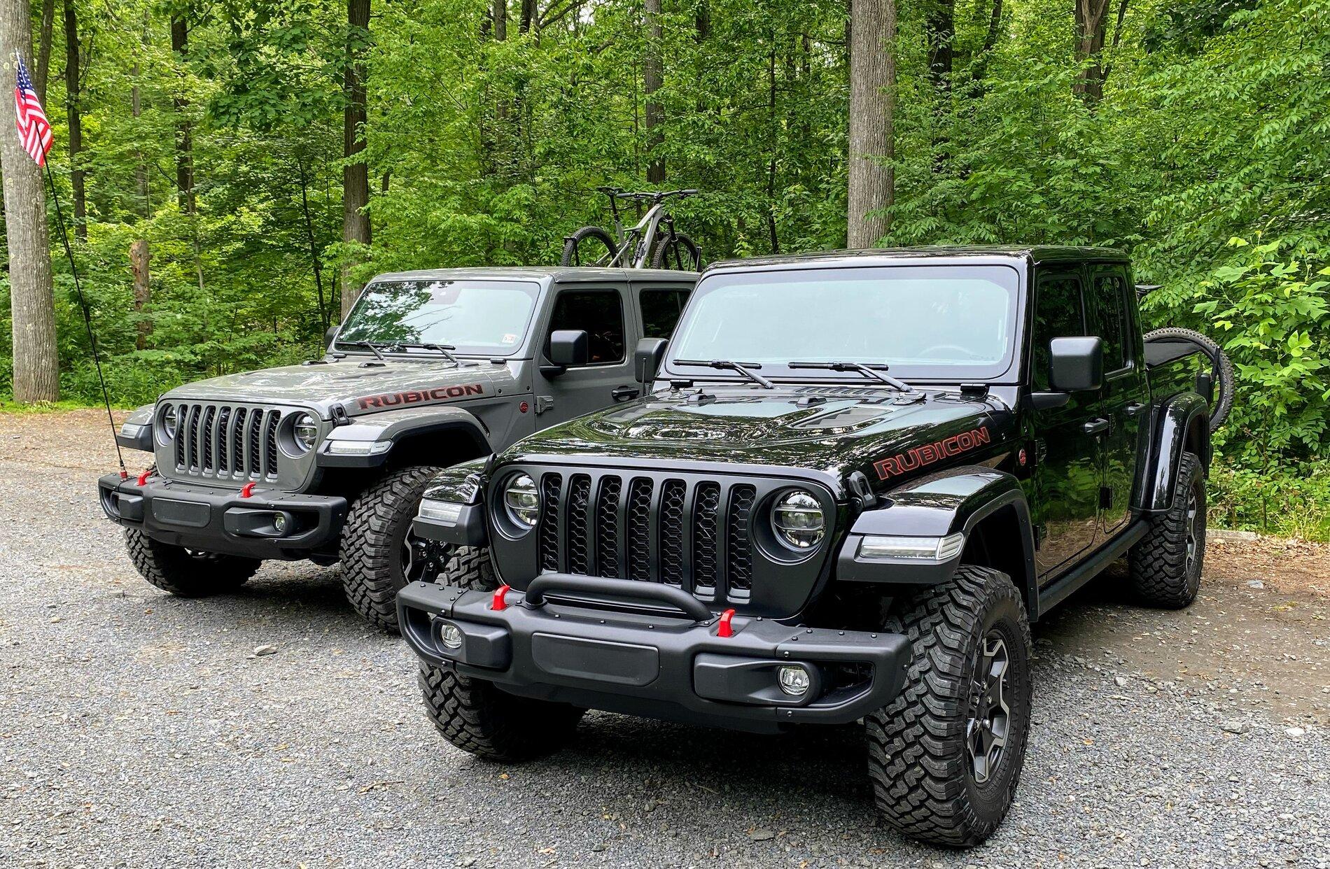 Jeep Gladiator Jeeps Parking Next To Jeeps F2D2B982-056C-4B18-A136-A65E4858B6AA