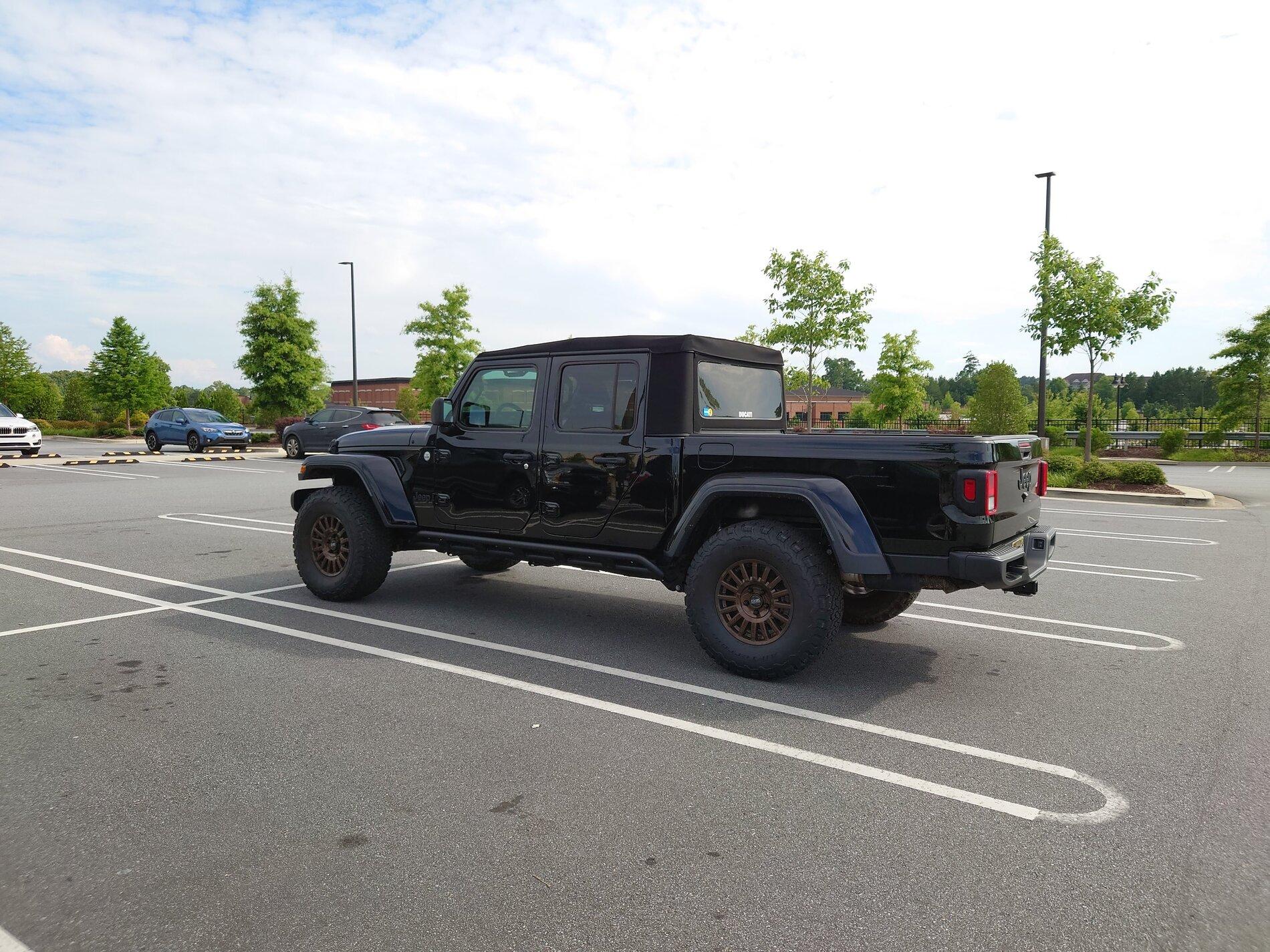 Jeep Gladiator Aonarch's 2021 Sport S Max Tow 49686814-964E-48D0-9E85-0B851B89BF10