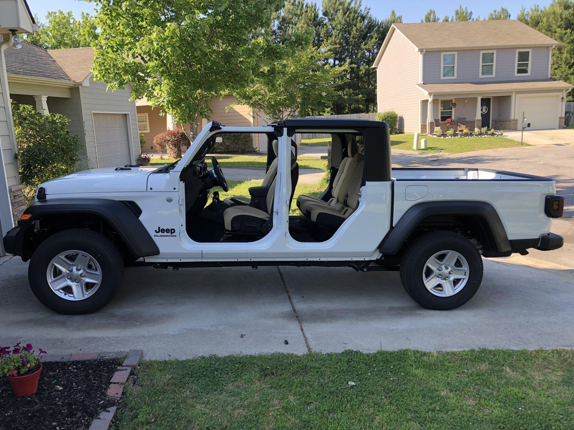 Jeep Gladiator BRIGHT WHITE Gladiator JT Club 32465369-D628-4275-94B4-DC21DEBC379C