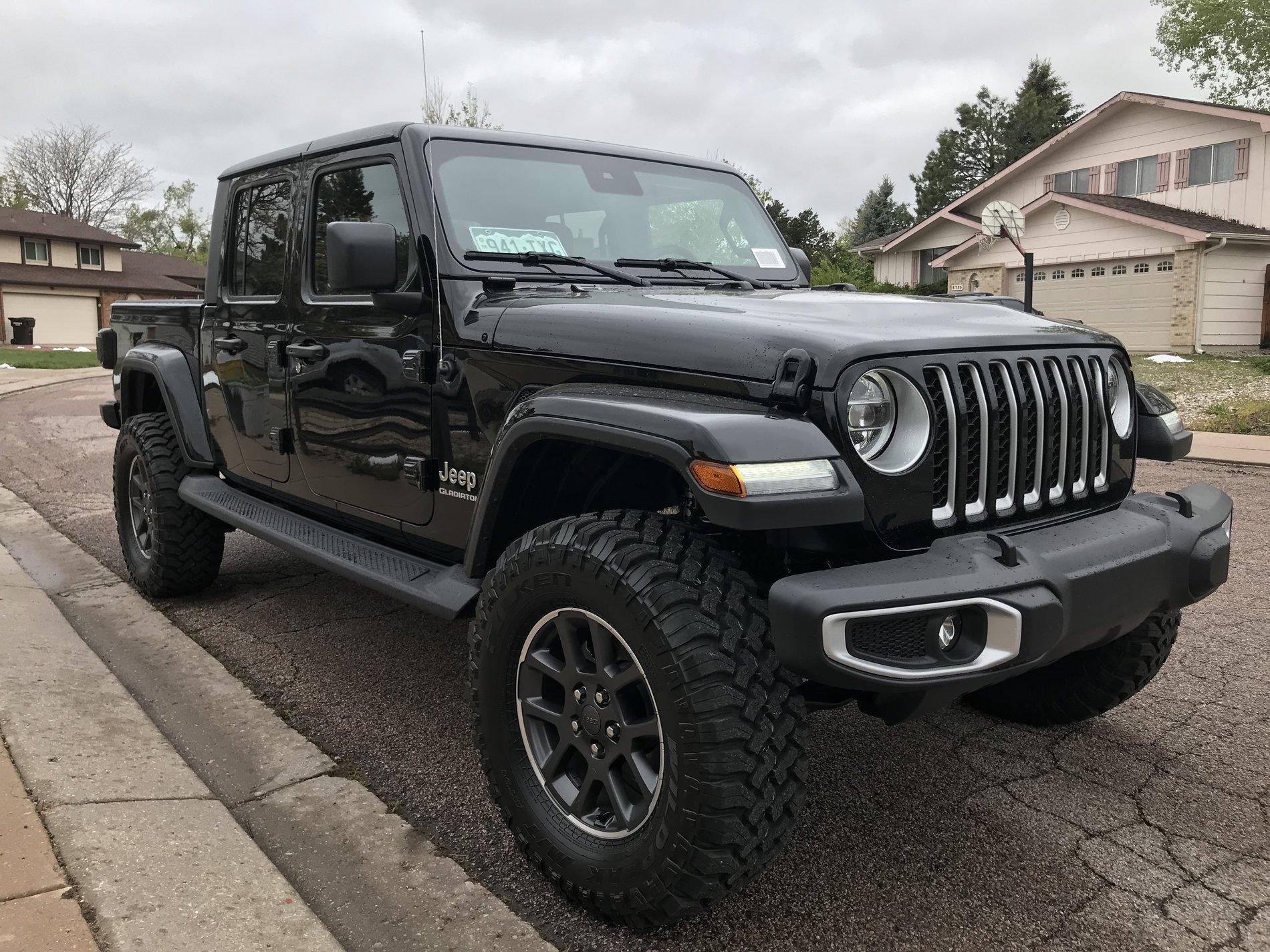 Jeep Gladiator BLACK Gladiator JT Club 1895F6E2-5F17-4B05-B5E6-3FB2F2B23D3C