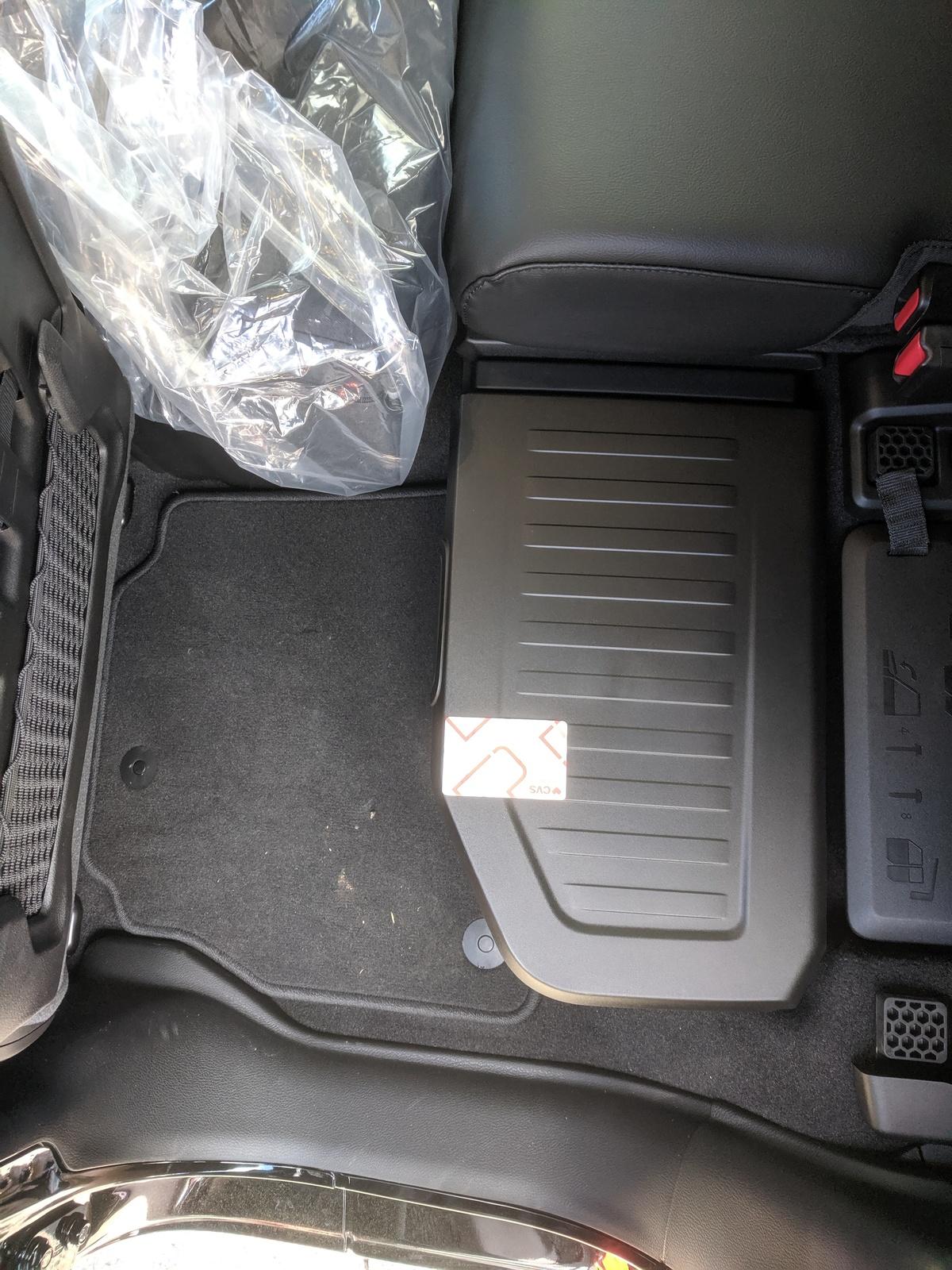 Jeep Gladiator Dogs in the bed 2019-05-21