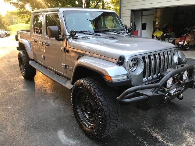 Jeep Gladiator "JEEP" tailgate badge mods? Jeep front quarter