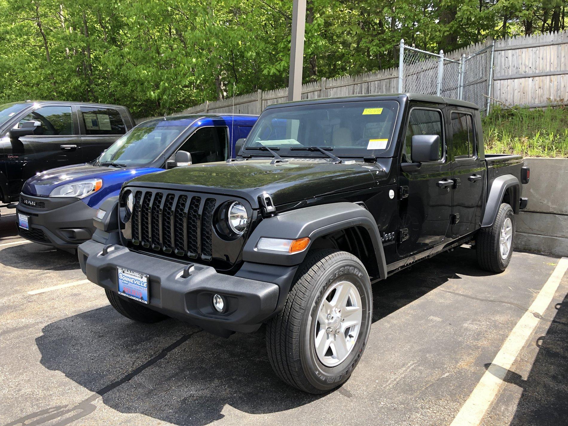 Jeep Gladiator BLACK Gladiator JT Club 94D8FECF-B41B-49E3-ABDB-0307E0347083
