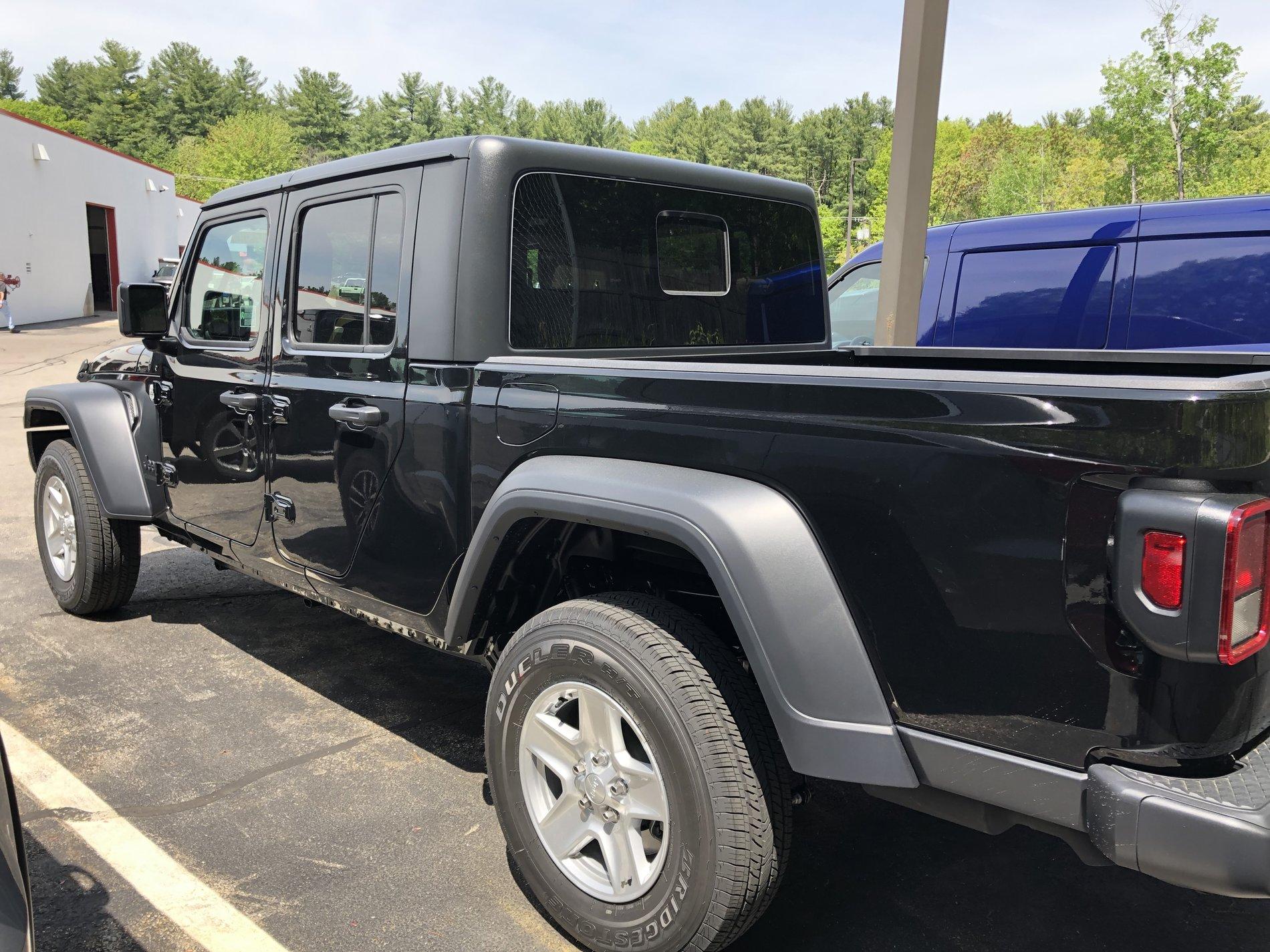 Jeep Gladiator BLACK Gladiator JT Club 5C849D83-CB74-42C4-8EB9-90BFC98BE833