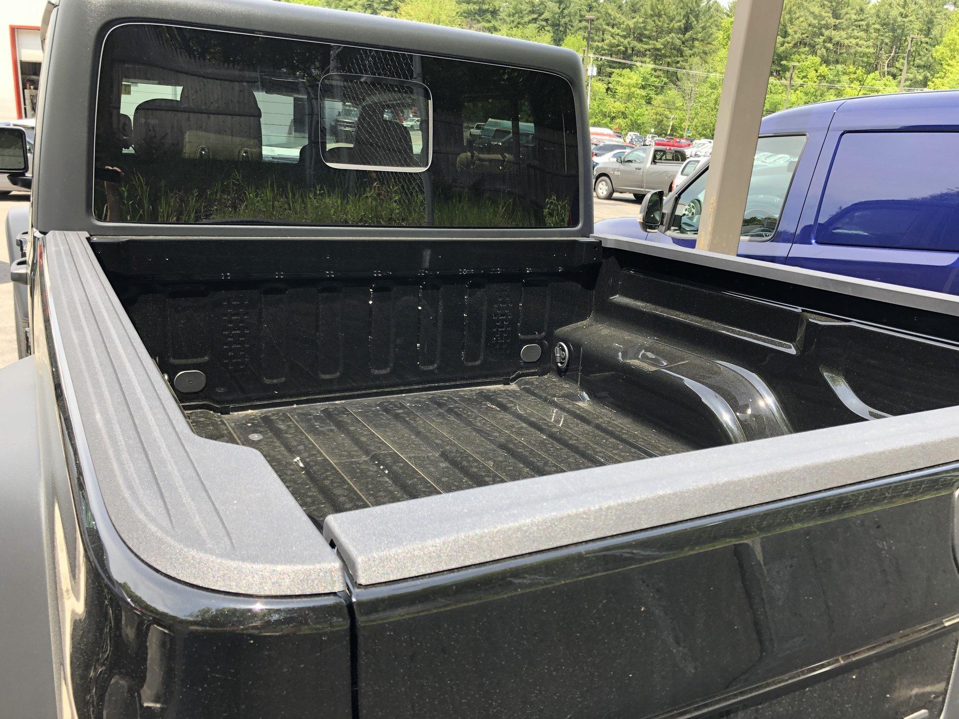 Jeep Gladiator BLACK Gladiator JT Club 161B037D-EEA2-4C0F-A02F-BE8EDB1C70C3