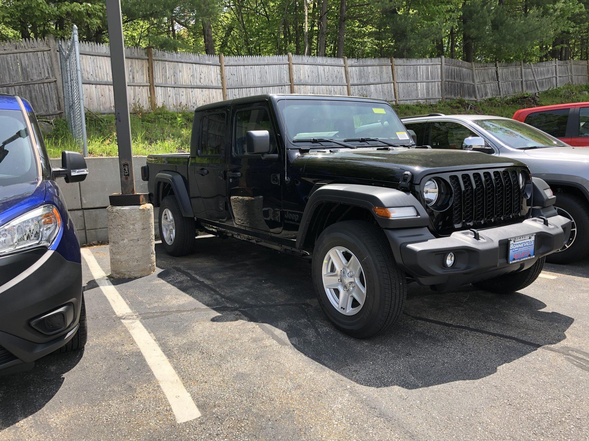 Jeep Gladiator BLACK Gladiator JT Club D597C946-FBF3-4DDC-8B2B-6451249CD460