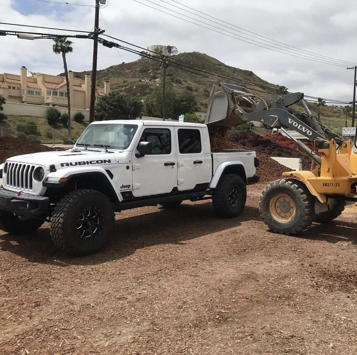 Jeep Gladiator BRIGHT WHITE Gladiator JT Club A40BF4C3-C1AE-4696-87A7-2F1D532E7E1B